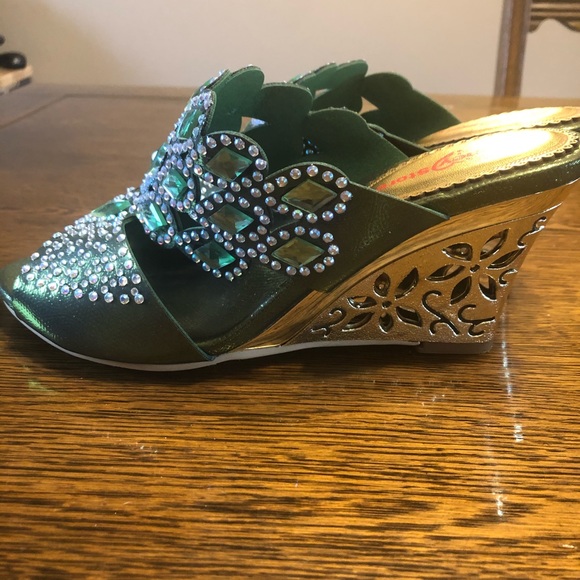 BNWT Fancy Wedge Shoes - Picture 2 of 4
